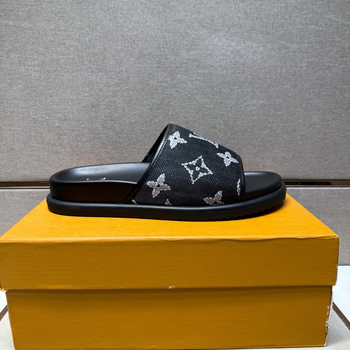 ⬛️Men's shoes 💰p320 [LV～] Men's casual slippers 2025z cabinet sales simultaneously 🔶Size: 38-44 #️⃣ 🔷2 colors🔜The upper is made of multi-material splicing➕Genuine leather lining, comfortable and breathable, sole: original comfortable and wear-resistant outsole, ⚠️Real shot📱Photographed🎬The real thing is better📢📢📢
